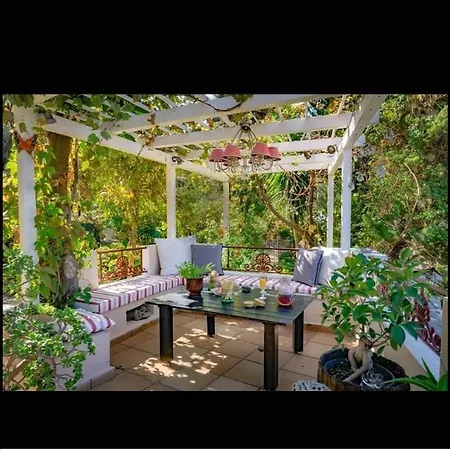 Zabella House With Pool Vakantiehuis *